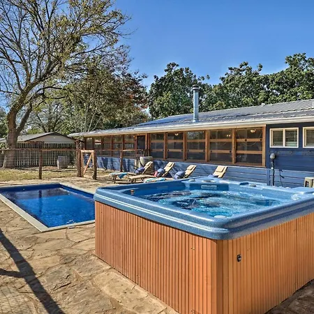 Howdy Haus Pool&Hot Tub&Outdoor Space